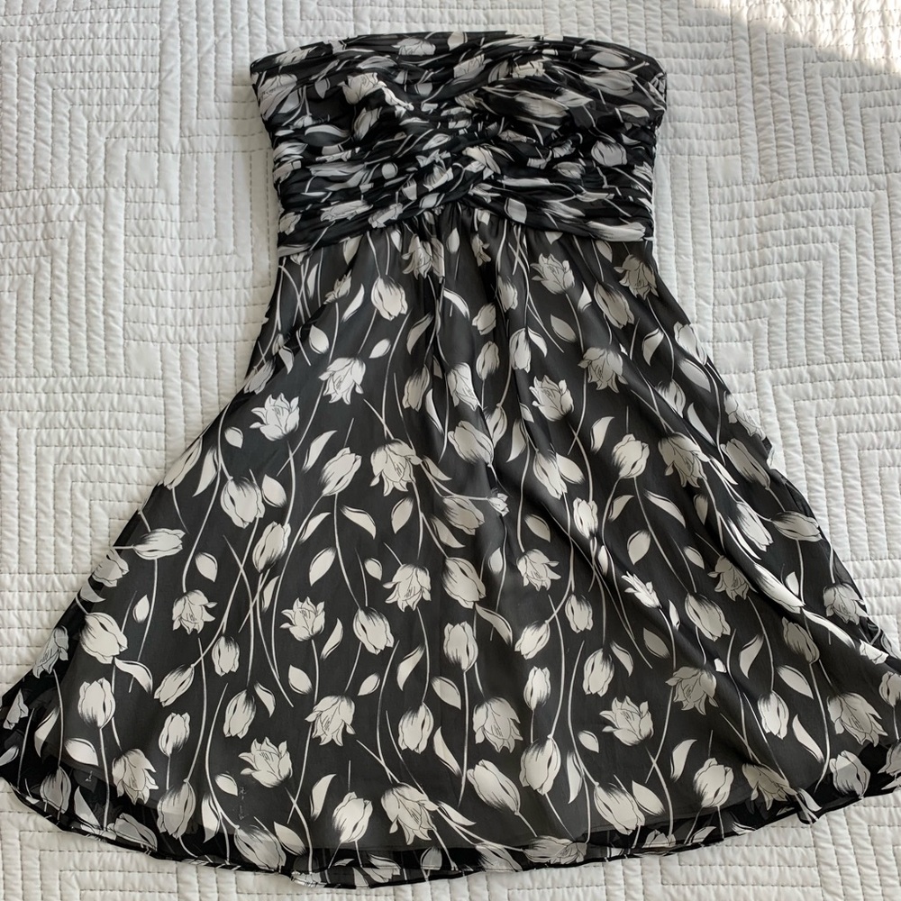 ⭐️ Strapless black midi dress with white tulips ⭐️